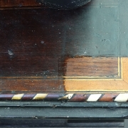 05_Detalle de eliminación de barnices y ceras oscuras en una esquinita de la mesa