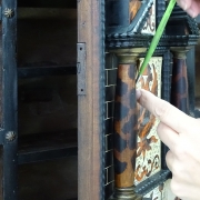 06_Aplicación de adhesivo en las piezas desprendidas